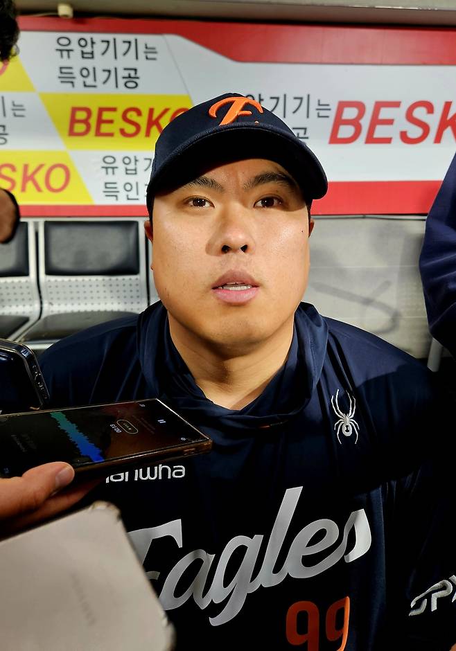한화 류현진, '어깨 부상' 문동주에 조언…