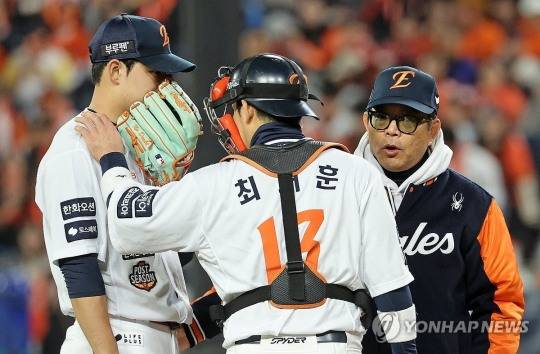 양상문 투수코치가 잔류군? 일부 팬들, 김경문 감독과의 불화설, 프런트와의 갈등설 제기7