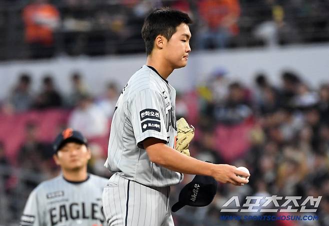 '공은 못 치겠는데 스트라이크가 안 들어온다' 157km 강속구에도 4볼넷 자멸...정우주 첫 선발 씁쓸한 결말