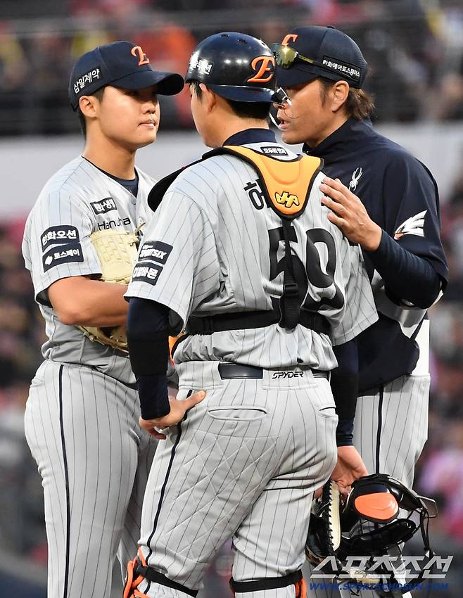'공은 못 치겠는데 스트라이크가 안 들어온다' 157km 강속구에도 4볼넷 자멸...정우주 첫 선발 씁쓸한 결말