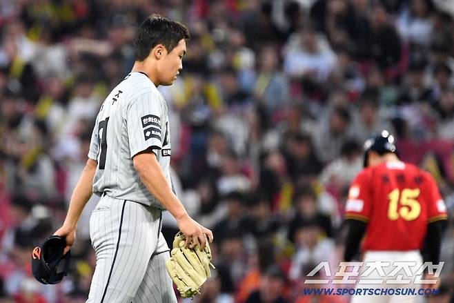 '공은 못 치겠는데 스트라이크가 안 들어온다' 157km 강속구에도 4볼넷 자멸...정우주 첫 선발 씁쓸한 결말