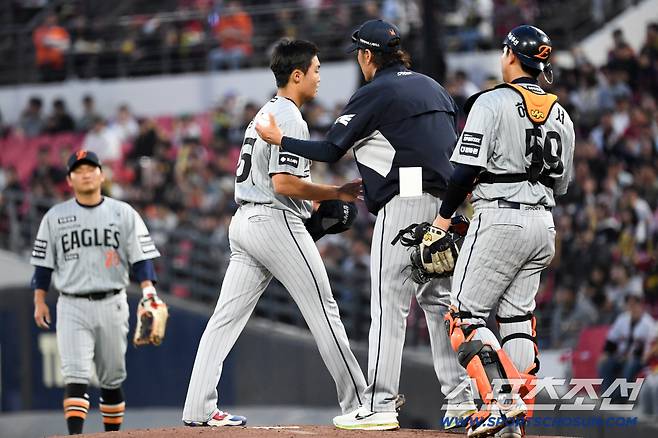 '공은 못 치겠는데 스트라이크가 안 들어온다' 157km 강속구에도 4볼넷 자멸...정우주 첫 선발 씁쓸한 결말