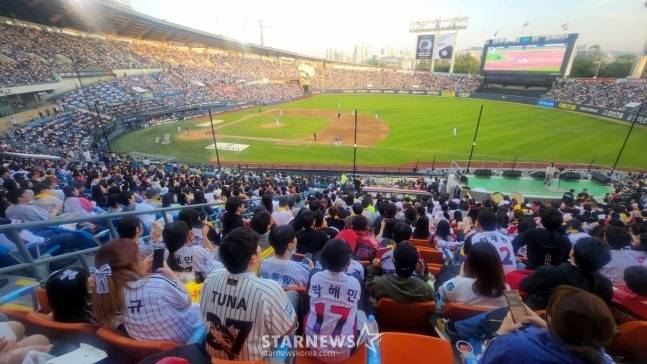 [오피셜] '삼성→LG→두산→롯데→SSG→KIA→한화→KT→키움→NC' KBO 리그 인기 폭발! 또 새 역사 썼다 '역대 최소 경기 300만 관중 돌파'