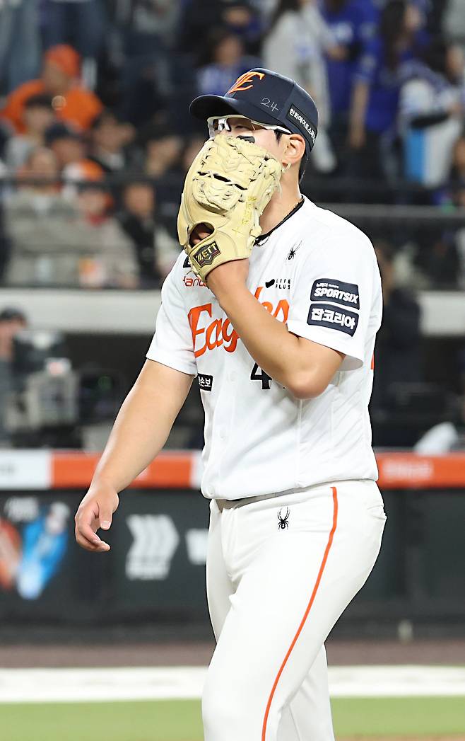 ‘최악 투구’ 김서현, 1군 무대 복귀전 4실점 ‘이게 선수 살리는 길인가’