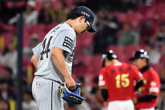 7점 차 망친 김서현, 혹사 정우주 선발… 김경문식 투수 운용에 커지는 물음표