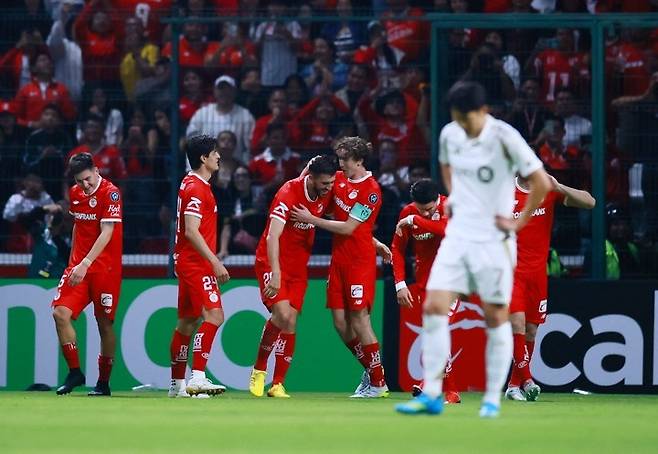 “한국 선수가 거절했다” 손흥민 ‘비매너 논란’···멕시코 매체 “유니폼 교환 외면” 팬들은 “예의 없는 요청”