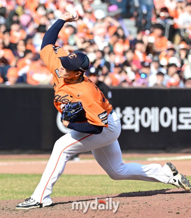 '한화 팬들도 열광' 노시환 홈런-홈런-홈런 부활 어떻게 가능했나…김경문 호평