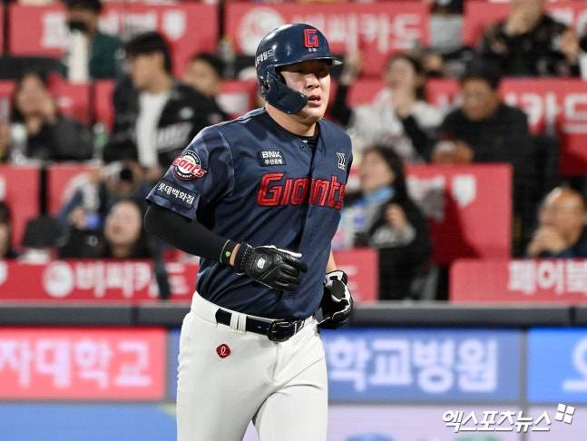 '6주 단기알바', KBO 45년史 새로 썼다! 안타 4개가 '모두 홈런'→박재현도 데뷔 첫 멀티포…KIA, 롯데 꺾고 2연패 탈출 [부산:스코어]