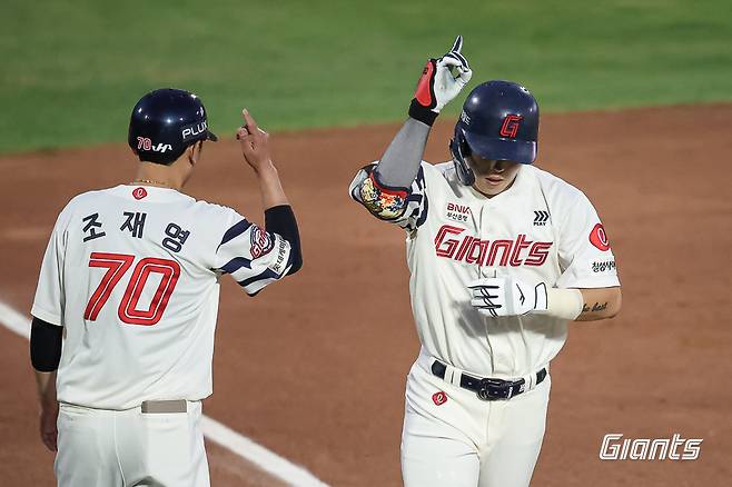 '6주 단기알바', KBO 45년史 새로 썼다! 안타 4개가 '모두 홈런'→박재현도 데뷔 첫 멀티포…KIA, 롯데 꺾고 2연패 탈출 [부산:스코어]