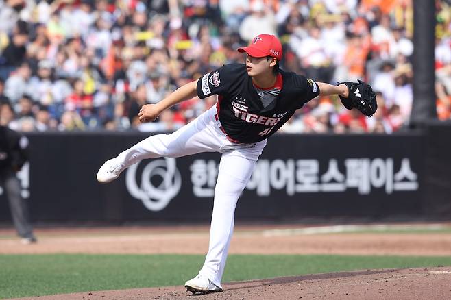 '6주 단기알바', KBO 45년史 새로 썼다! 안타 4개가 '모두 홈런'→박재현도 데뷔 첫 멀티포…KIA, 롯데 꺾고 2연패 탈출 [부산:스코어]