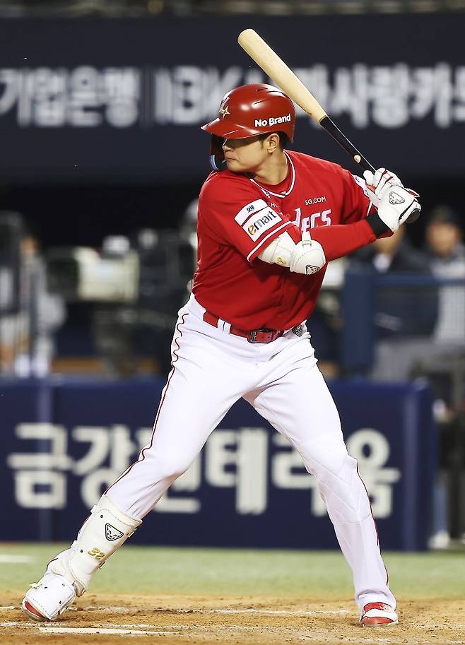 두산 팬들은 아직 화가 안 풀렸을까… 김재환 삼진-아웃에 환호, 서로를 바라보는 복잡한 심정