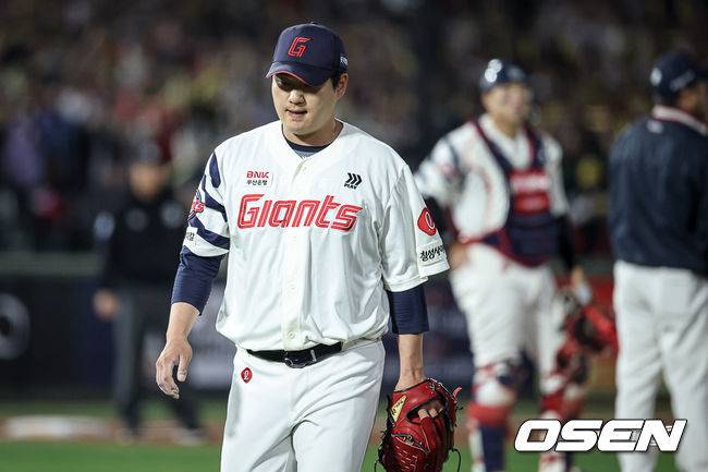 주루사→실책→'역대 최초' 대기록 헌납…2만3200명 썰물처럼 빠졌다, 만원관중 '패패패패패승패' 사직 징크스 지독하다