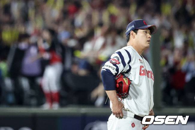 주루사→실책→'역대 최초' 대기록 헌납…2만3200명 썰물처럼 빠졌다, 만원관중 '패패패패패승패' 사직 징크스 지독하다