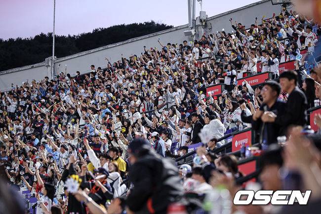 주루사→실책→'역대 최초' 대기록 헌납…2만3200명 썰물처럼 빠졌다, 만원관중 '패패패패패승패' 사직 징크스 지독하다