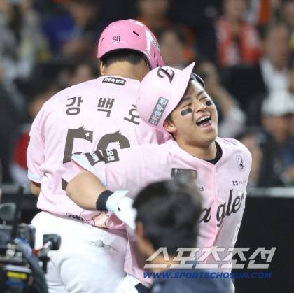타구속도 177km, 비거리 148m 초대형 홈런. 이게 307억 최고액 타자 파워. 13G 0.143 0홈런→14G 0.450, 6홈런