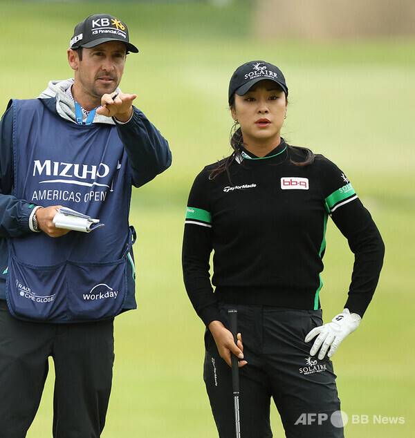'디펜딩 챔피언 티띠꾼과 맞붙은' 윤이나, 2R서 급등한 10위권 [LPGA]