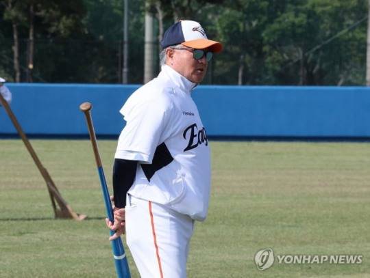 '기다리는 선수도 있다' 한화 김경문 감독의 카드...주루 미스 하주석 1군 제외