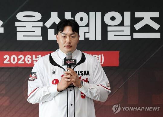 '연봉 3천만원 최지만을 잡아라!' 롯데의 운명을 바꿀 '9월의 도박'...타 팀들도 1라운드 픽 선택할 수도, 관건은 건강
