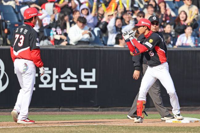 기습번트→2루 도루→3루 진루→결승 득점…거침없는 20세 돌격대장, 롯데 대혼돈 빠뜨린 만점 디테일 [오!쎈 부산]