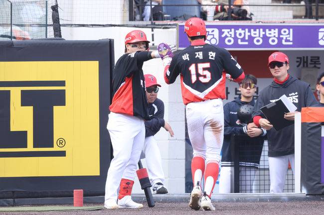 기습번트→2루 도루→3루 진루→결승 득점…거침없는 20세 돌격대장, 롯데 대혼돈 빠뜨린 만점 디테일 [오!쎈 부산]