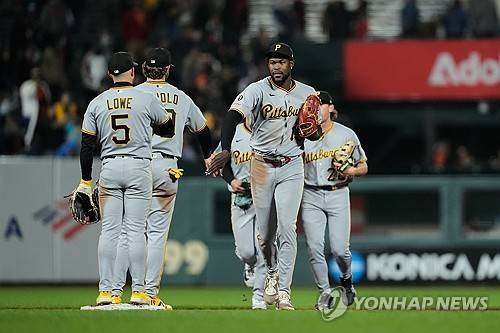 이정후, 2G 연속 안타 치면 뭐하나…SF 안타 20개 얻어맞고 '3-13 대패'→NL 서부지구 꼴찌