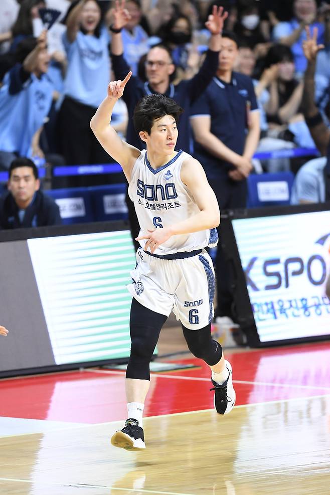 ‘이정현 결승 자유투’ 소노, KCC 접전 끝 81-80 제압…3패 후 반격 1승→승부는 고양으로 [SS사직in]