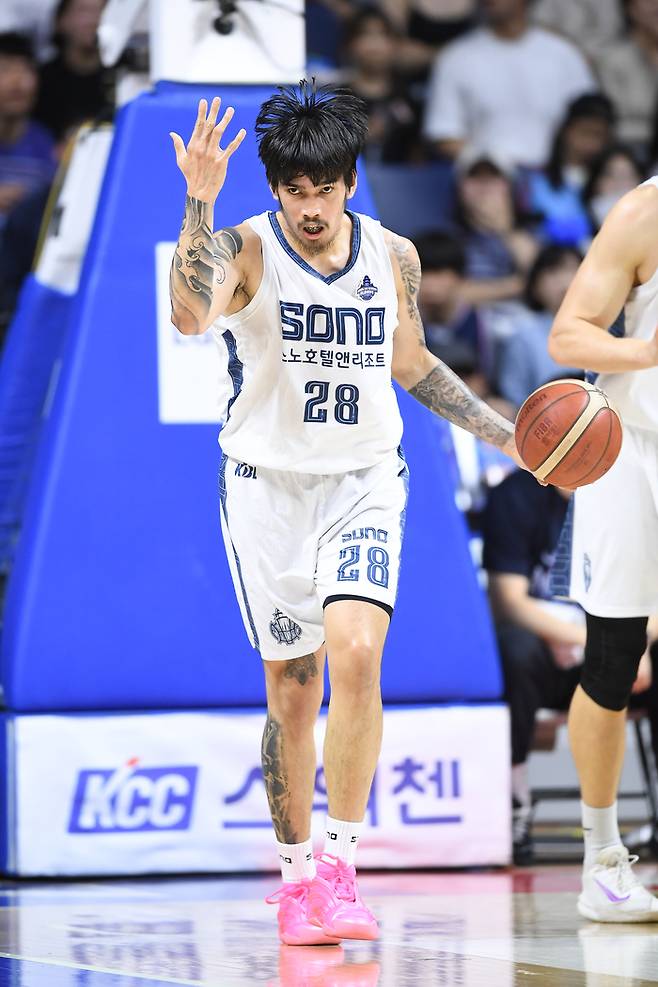 ‘이정현 결승 자유투’ 소노, KCC 접전 끝 81-80 제압…3패 후 반격 1승→승부는 고양으로 [SS사직in]