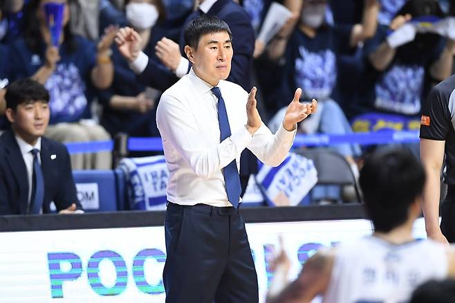 'KCC 선수→코치→감독' 영구결번 이상민 新 역사 쓰나 했는데, 일단 한 경기 밀렸다…