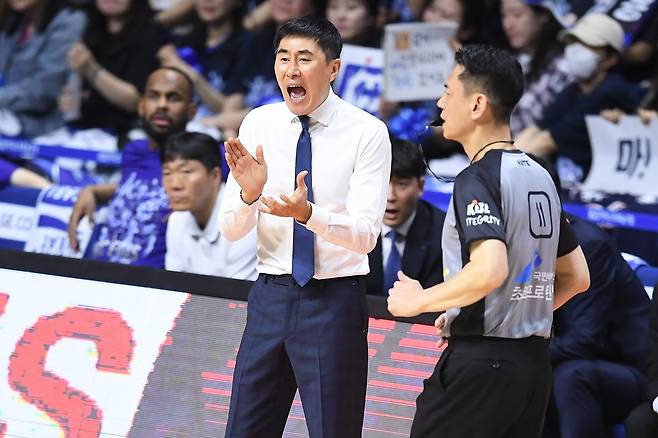 'KCC 선수→코치→감독' 영구결번 이상민 新 역사 쓰나 했는데, 일단 한 경기 밀렸다…
