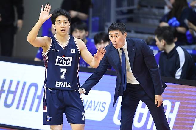 'KCC 선수→코치→감독' 영구결번 이상민 新 역사 쓰나 했는데, 일단 한 경기 밀렸다…