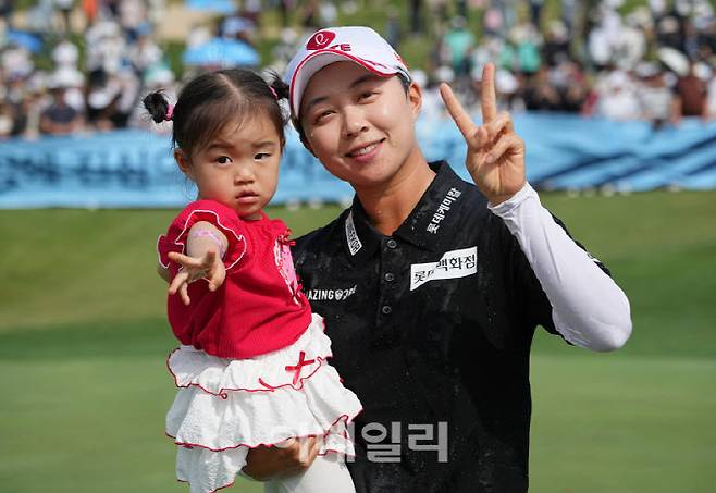 우승 순간 세 살 조카부터 번쩍 안은 김효주