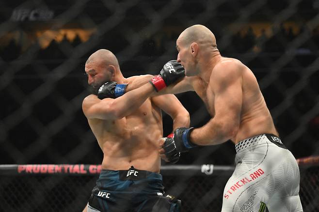‘뼈를 깎는 20㎏ 감량’ 허망하게 내준 UFC 챔피언…“체급 올리고 싶다” 월장 공식 선언한 치마예프