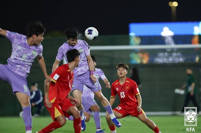 '대박' 패색 짙던 후반 38분부터 '4골 융단폭격'... 한국 U-17, 베트남에 4-1 대역전극 '조 1위 등극'