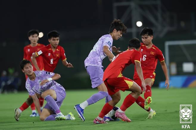 '대박' 패색 짙던 후반 38분부터 '4골 융단폭격'... 한국 U-17, 베트남에 4-1 대역전극 '조 1위 등극'