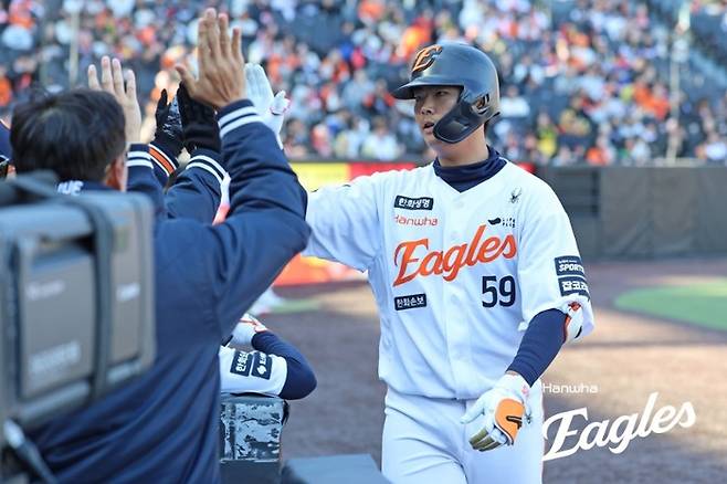 4연타석 홈런→시범경기 홈런 2위→5월 5홈런…한화 10년 책임질 ‘난세 영웅’이 등장했다