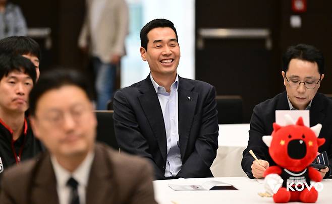 박수 터진 정관장 테이블, 고희진 감독 1순위 부키리치 품었다 [IS 체코]
