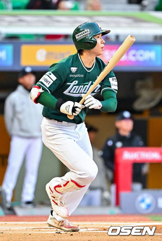 44년 묵은 기록 깬 박성한, 홈런 1위 김도영 제치고 KBO 월간 MVP 등극