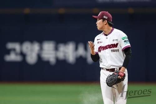 “다시 160㎞ 던질 수 있다”…안우진, 수술 앞둔 문동주에 진심 어린 조언
