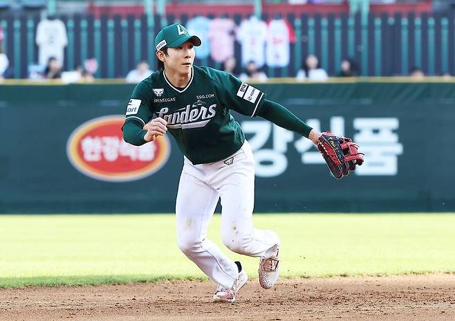 너무 평범한 개막 22경기 연속 안타, 팬심까지 김도영 이겼다…SSG 박성한 3~4월 MVP 선정