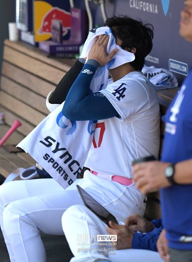 160m 장외홈런 치면 뭐하나…오타니 또 침묵, 로버츠 한숨 푹푹
