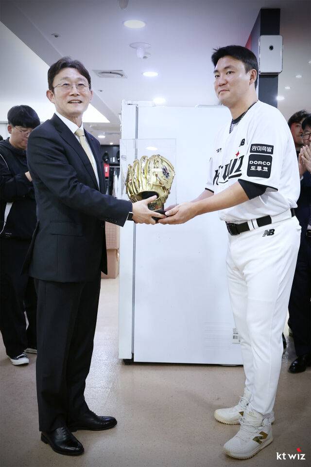 KT 새 구단주 위즈파크에 떴다! 선수단에 한우 특식 제공…장성우