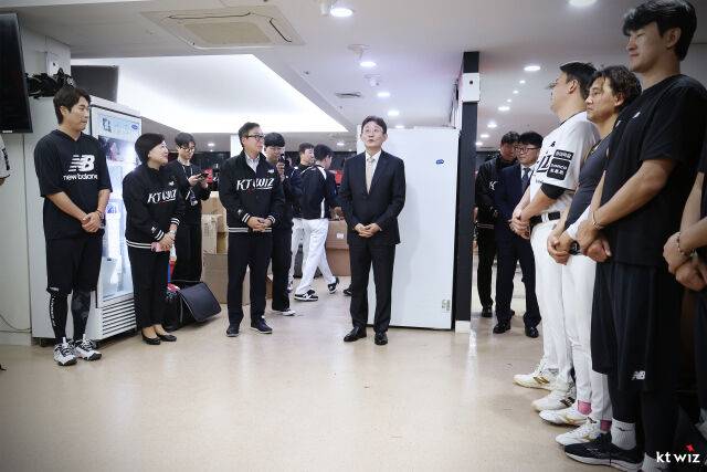 KT 새 구단주 위즈파크에 떴다! 선수단에 한우 특식 제공…장성우