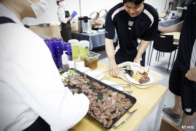 KT 새 구단주 위즈파크에 떴다! 선수단에 한우 특식 제공…장성우