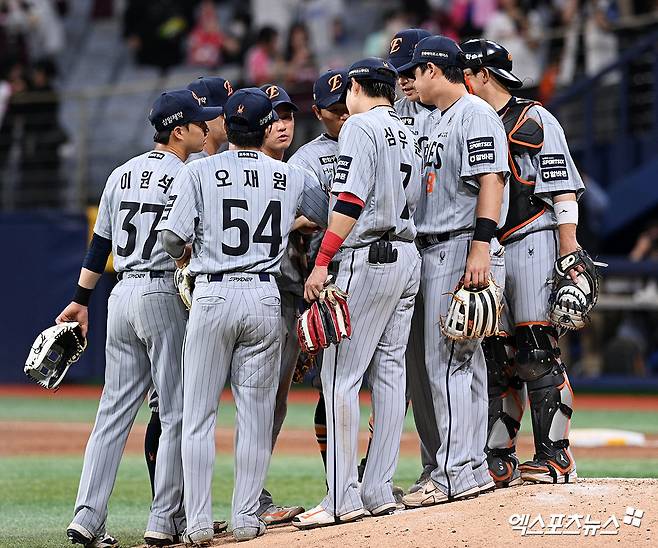 한화, '타율·안타·홈런·득점·타점·장타율·OPS·득점권 타율' 8개 부문 1위 싹쓸이…방망이 무섭네→그런데 마운드가 '꼴찌', 해결 과제 명확하다 [고척 현장]