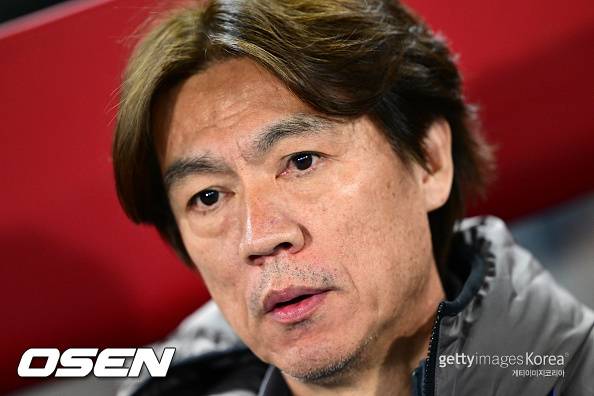 '한국 수비 뻥뻥 뚫리는데?' 논란의 스리백에 답한 홍명보 감독 “스리백과 포백, 같이 쓰도록 준비했다”