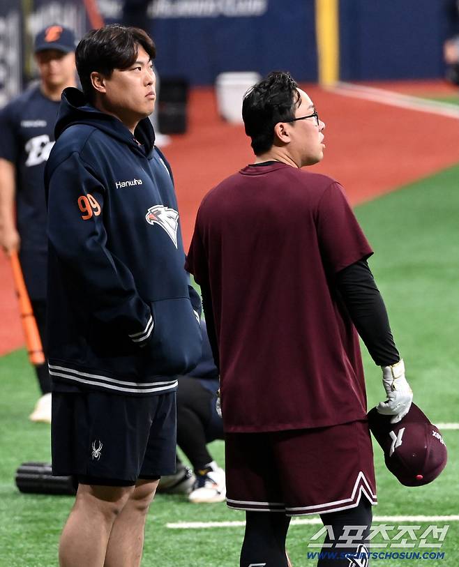 '괴물'뜨자 버선발로 달려온 안우진, 미소로 맞이한 안치홍…류현진 선발 등판 앞두고 '훈훈'[고척 현장]