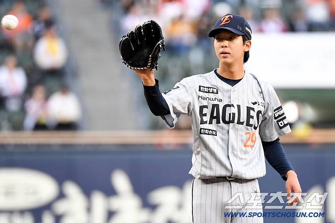 '2군행' 황준서 무력 시위! 137㎞ 직구로 삼성 농락 → '7이닝 1실점 역투. ERA 0.53' 1군아 기다려라