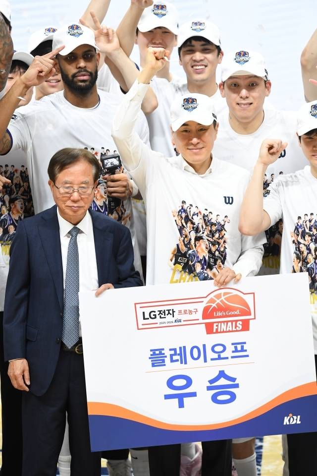 ‘우승 약속’ 지킨 ‘KCC맨’ 이상민 감독, 故 정상영 명예회장과 아버지를 떠올리다…“꼭 우승하라는 약속 지켰습니다” [KCC V7]