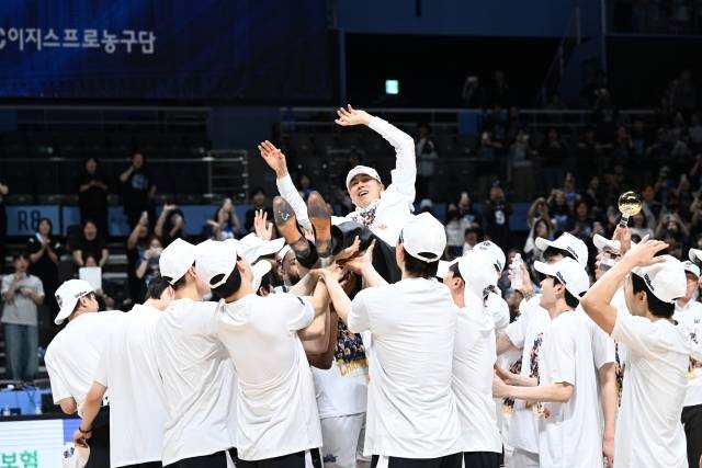 ‘우승 약속’ 지킨 ‘KCC맨’ 이상민 감독, 故 정상영 명예회장과 아버지를 떠올리다…“꼭 우승하라는 약속 지켰습니다” [KCC V7]
