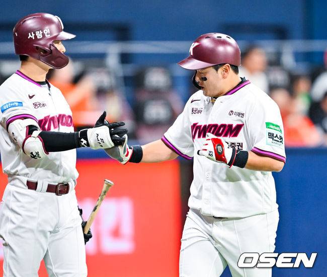 투수에게 공 돌려주다 실점이라니, 사회인에서도 안 나올 어이없는 실책…신인왕 후보 포수, 뼈저린 교훈 얻었다